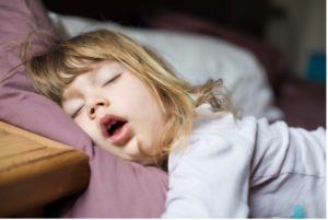 a child breathing with her mouth during sleep